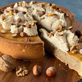 Saftiger Nusskuchen mit Sahne-Topping