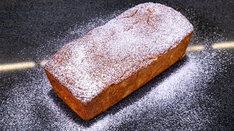 Der einfache, leckere Bananenkuchen mit Vanillepudding und Puderzucker perfekt bestäubt