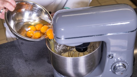 Die Eier für den Nussboden der Eierlikörtorte werden in eine Schüssel gegeben.