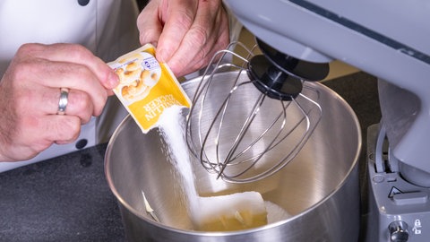 Vanillezucker für den Nussboden wird in eine Schüssel gegeben.