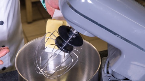 Butter für den Teig der Amerikaner wird in eine Schüssel gegeben. 