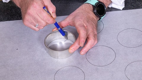 Das Backpapier für Amerikaner wird mit einem Bleistift eingezeichnet.