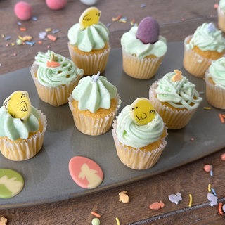Mini-Osternest Cupcakes: Kleine Muffins mit grünem Frischkäse-Topping
