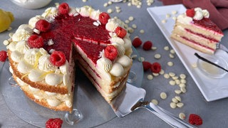 Zitronenkuchen mit Frischkäse-Schokoladen-Creme und Himbeerkompott