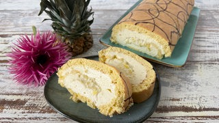 Biskuitrolle mit Ananas-Kokos-Creme