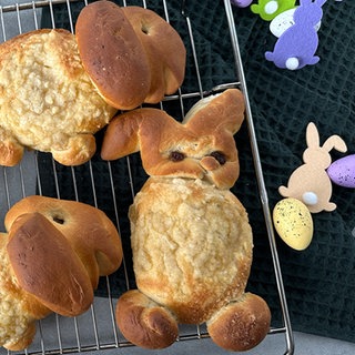 Hefeteig-Schäfchen und Hefeteig-Häschen mit Apfelmusfüllung