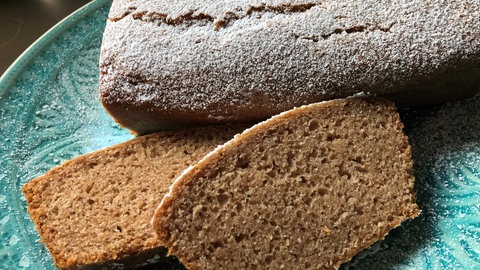 Saftiger Kastenkuchen ohne Ei: Saftig fluffiger, veganer Kuchen ohne Eier, schnell gerührt.