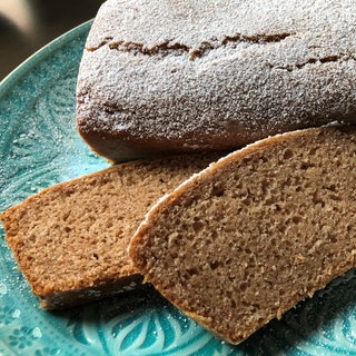Saftiger Kastenkuchen ohne Ei: Saftig fluffiger, veganer Kuchen ohne Eier, schnell gerührt.