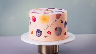 Buttercremetorte mit Erdbeeren und Pistazien