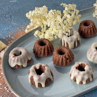 Mini-Gugelhupfe mit Holunderblütensirup