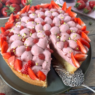 Löcherkuchen (Poke-Cake) mit Zitronencreme und Erdbeersahne