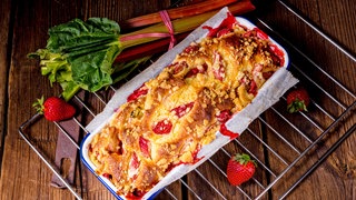 Kuchen mit Rhabarber und Erdbeeren