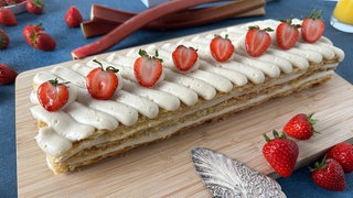 Mille-feuille mit Vanillecreme und Erdbeer-Rhabarber-Kompott