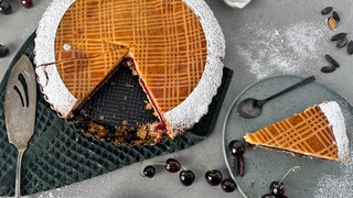 Gedeckter Kirschkuchen mit Vanillecreme	