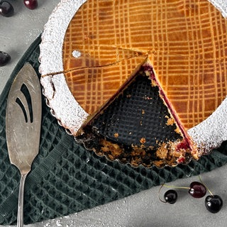 Gedeckter Kirschkuchen mit Vanillecreme	