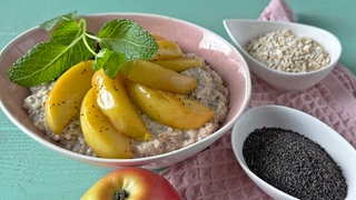 Mohn-Porridge mit Honig-Apfelspalten