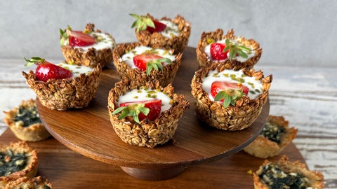 Süße Haferflocken-Snacks mit Joghurt und Erdbeeren (Oatmeal Cups)