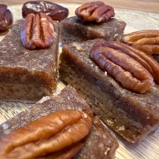 Pekannus-Dattel-Schnitten