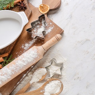 Zubehör für die Weihnachtsbäckerei - Nudelholz, Ausstecher und Co.
