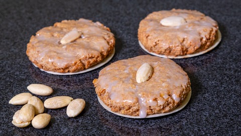 Nach dem Backen liegen die saftig und weichen Lebkuchen auf der Arbeitsplatte. Wie im Rezept beschrieben, sind die Lebkuchen mit einem Zuckerguss glasiert. 