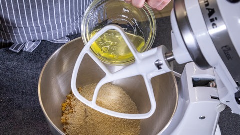 Das Eiweiß für die Lebkuchen wird in einer Rührschüssel zu den anderen Zutaten gegeben.