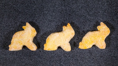 Nach dem Backen liegen die Quarkhasen zu Ostern auf einer Granitplatte zum Auskühlen.