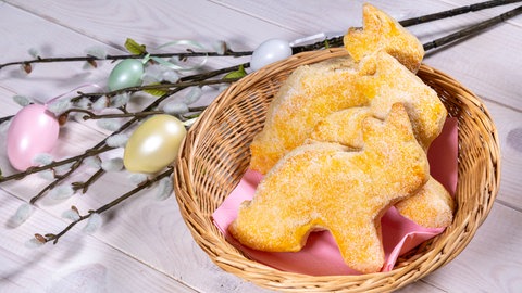 Kurz nach dem Backen liegen die Quarkhasen schön dekoriert zu Ostern in einem kleinen Nest und können direkt verzehrt werden.
