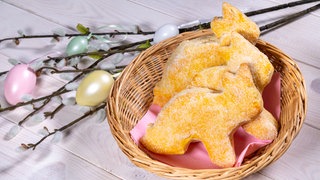 Kurz nach dem Backen liegen die Quarkhasen schön dekoriert zu Ostern in einem kleinen Nest und können direkt verzehrt werden.