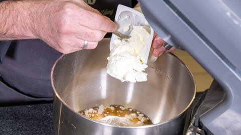 Quark für die Quarkhasen wird den anderen Zutaten zugegeben. Fetthaltiger Quark sorgt nach dem Backen für mehr Geschmack.