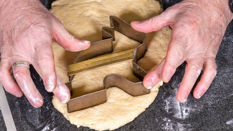 Die Quarkhasen zu Ostern werden wie im Rezept beschrieben vor dem Backen mit einer Form aus dem Teig gestochen.