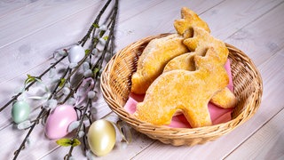 Jetzt kann Ostern kommen: Die Quarkhasen liegen nach dem Backen schön angerichtet in einem Körbchen.