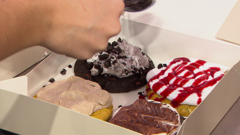 Verzierte Törtchen in einer Konditorei