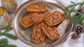 Ein Teller mit frisch gebackenen Aachener Printen.