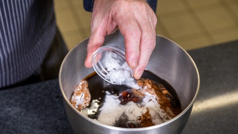 Die Zutaten für den Printenteig in einer Rührschüssel.