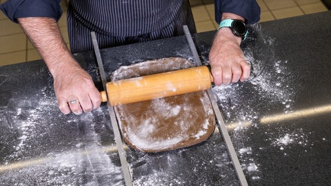 Printenteig wird ausgerollt.