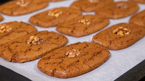 Fertig gebackene Printen auf einem Backblech.