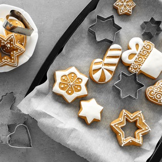 Plätzchen mit Ausstecher auf Backblech