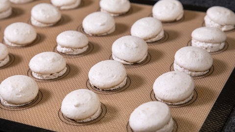 Wenn die fertigen Vanilleplätzchen aus dem Ofen kommen, sind sie schön aufgegangen.