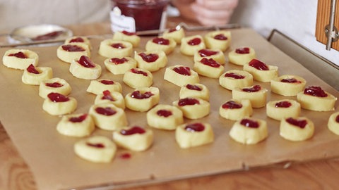 Plätzchen namens Engelsaugen auf einem Blech