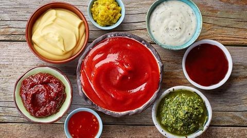 Unterschiedliche Schüsseln mit verschiedenen Grillsaucen