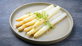 Spargel mit flüssiger Butter und Kräuter