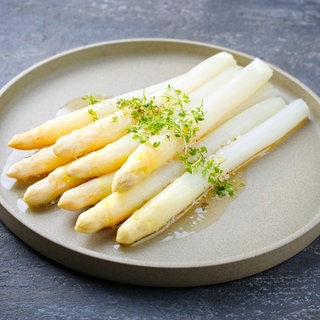 Spargel mit flüssiger Butter und Kräuter