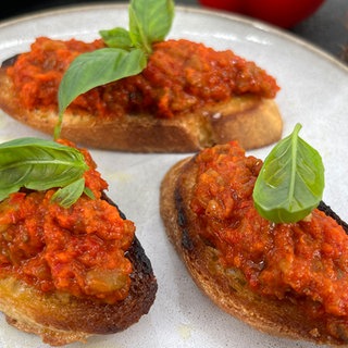 Paprikapaste (Ajvar) mit Röstbrot