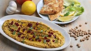 Hummus mit Granatapfel und Fladenbrot