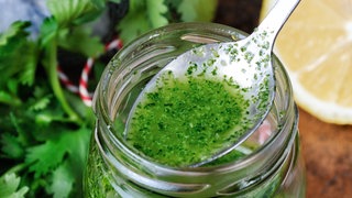 Pesto im Glas mit Zitrone und Pfeffer. Als Beilage oder Hauptgericht kann man Tomaten mit Pesto gemischt und mit Burrata getoppt im Topf auf den Grill stellen.