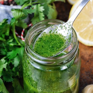 Pesto im Glas mit Zitrone und Pfeffer. Als Beilage oder Hauptgericht kann man Tomaten mit Pesto gemischt und mit Burrata getoppt im Topf auf den Grill stellen.