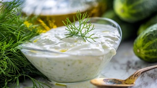 Zu sehen ist eine Portion Cäsardressing in einem Glasbehälter