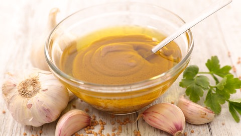 Zu sehen ist ein Schälchen mit einer Vinaigrette-Sauce