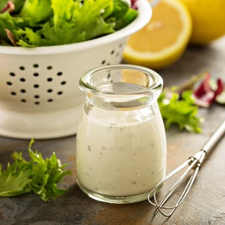 Zu sehen ist ein Glas mit einer Salatsauce.