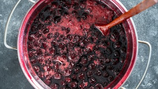 Kirschen köcheln im Kochtopf